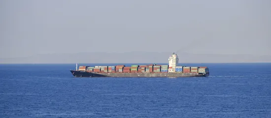 Les fraudeurs inventent des identités crédibles, comme celle d'un employé de navire cargo.