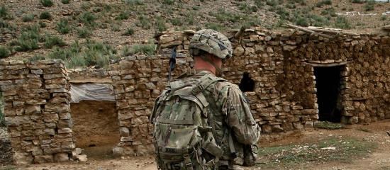 Un escroc prétendant être un soldat de l'armée américaine.