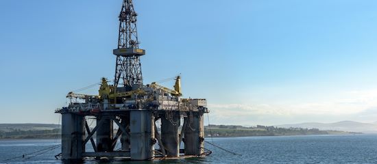 L'escroc prétend travailler sur une plate-forme pétrolière. 